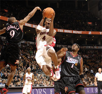  Los Raptors ganan a Iverson