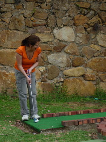 Claudia op de minigolfbaan