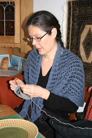 Strikket sjal med hulmønster – Lisa Risager