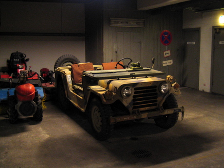 Jeep i en parkeringskælder